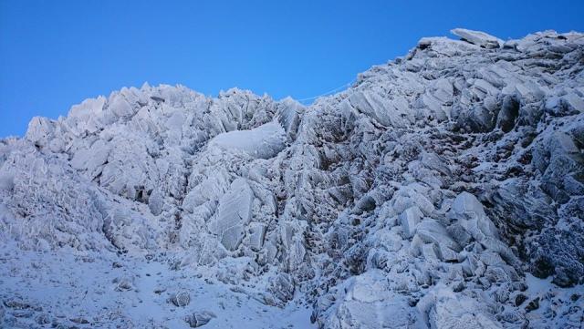 奥穂高岳方面はエビのしっぽがたくさんできています。気温も低く、風も強く、雪も降りました。
もう一般の方が登れる時期ではありません。