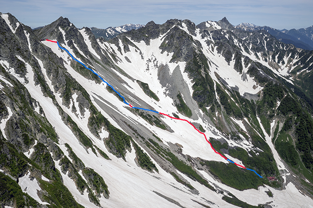 涸沢～山荘まで、青と赤のラインがルートで、赤が残雪部分。