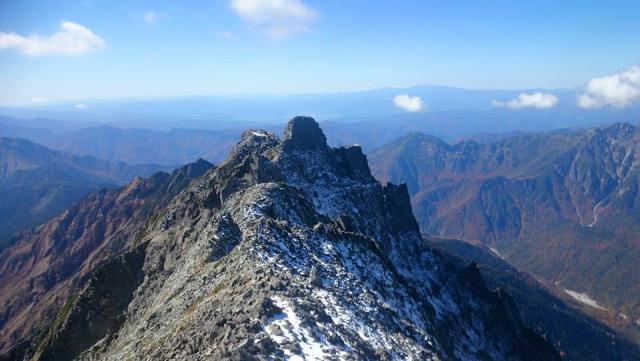 奥穂高岳山頂からジャンダルムです。
山荘から奥穂高岳山頂、ジャンダルム方面の日が当たらない斜面では登山道が所々凍っています。
