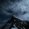 岩峰の上にやたらと明るく写っているのは星ではなく、登山者のヘッドランプです