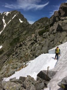 紀美子平～奥穂山頂で2箇所急峻なトラバース雪渓。軽アイゼン以上の携行が望ましいでしょう。