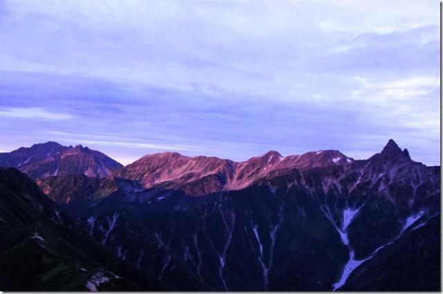 今日の朝焼け穂高岳～大喰岳までは日が射しましたが、残念ながら朝日が槍ヶ岳に届かず。（撮影　大天井ヒュッテスタッフ）