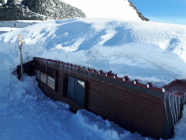 山荘周辺だけが例年より２～３m積雪が多く除雪に苦労していますが、２７日の営業開始にむけ準備をすすめています