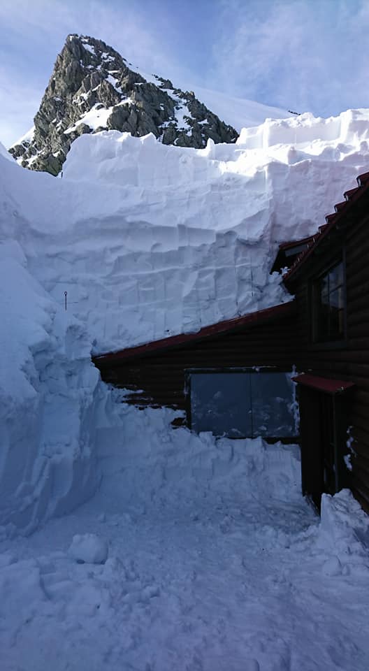 入山から除雪を続け、昨日夕方に玄関が開きました！