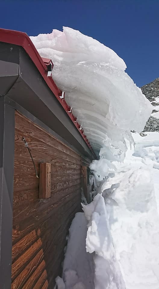 融雪が進み山荘屋根に積もっていた雪も解けてきて、いまにも落ちてきそうです。