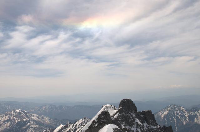 先日、奥穂高岳山頂へ偵察に行きました。山頂からジャンダルム方面に彩雲が出ました