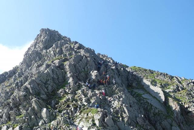 夏山！沢山の登山者が岩場に取り付いています。