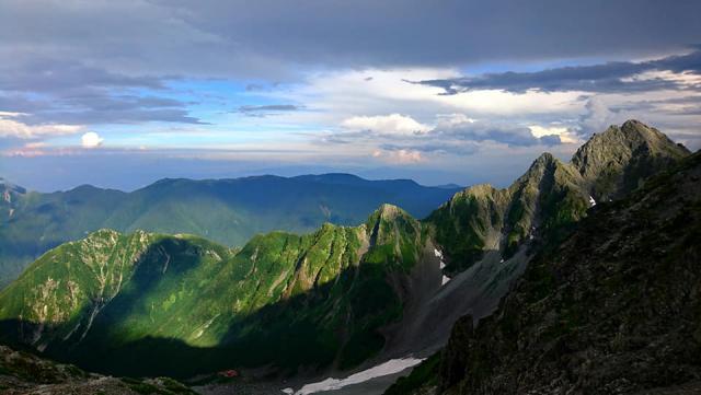 穂高岳山荘 前穂高岳と雲きれいに見えていました(2020.08.24　穂高岳山荘 )