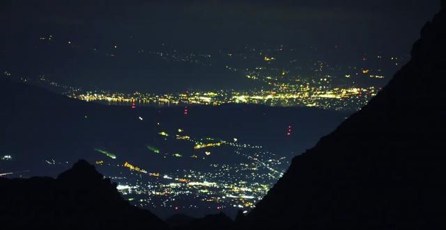 塩尻、諏訪方面の夜景。空気が澄んでいて、夏よりもくっきりと綺麗に見えます。