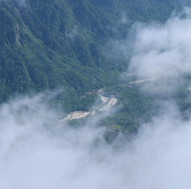奥穂高岳3190mの頂から見下ろす上高地の河童橋付近。撮影は6/12～13