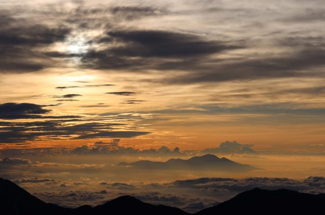 早朝の信州側の様子。浅間山に美しく靄がかかっています。(2022.08.03　穂高岳山荘 )