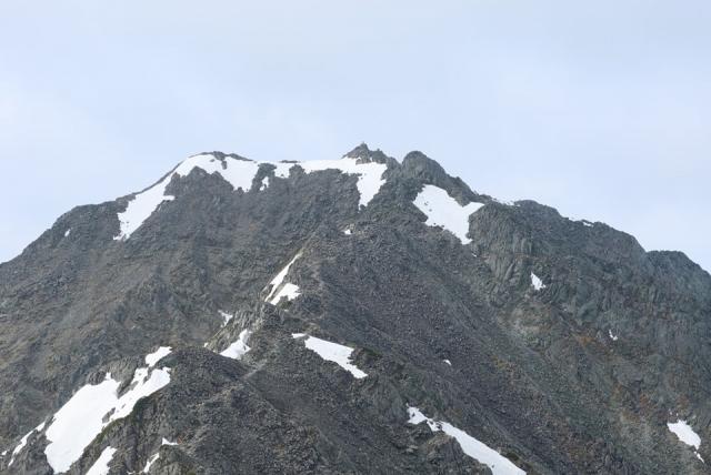 涸沢岳から、山荘〜奥穂間を俯瞰。山頂へ行へはまだ雪があります。
