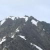 涸沢岳から、山荘〜奥穂間を俯瞰。山頂へ行へはまだ雪があります。