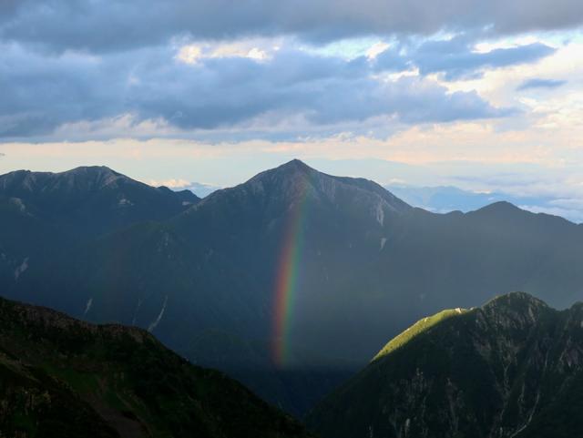 にわか雨のあと虹が現れました　(2023.08.01　穂高岳山荘 )