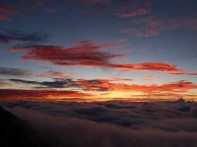 朝、晴れて雲が真っ赤に染まり、素晴らしい1日の始まりです。雲海の真ん中に常念岳の山頂が顔を出しているのが見えます。