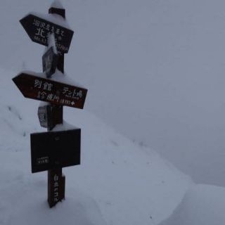 稜線の標識も雪に埋まりそうです