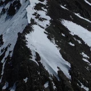 積雪期の奥穂名物、穂高岳山荘直上にある雪壁