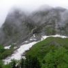横尾谷の登山道上から屏風岩を見上げる 