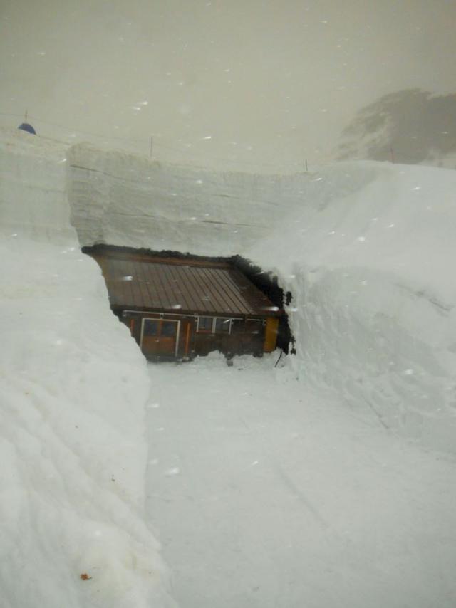 相談所の屋根からさらに300cmの雪が積もっています。