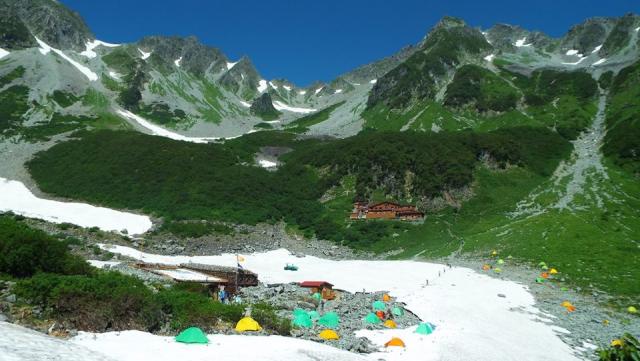 涸沢　夏の風景　8月でもテント場はまだ雪が多いです。　