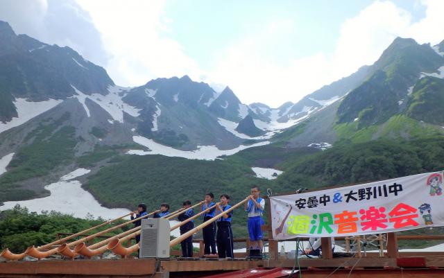 地元、安曇中学校の一年生が奥穂高岳登頂の後、音楽会を開いてくれました。
