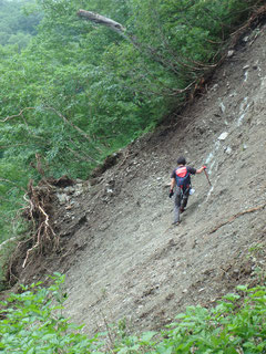 新村橋～涸沢　未整備の為閉鎖しています。8月1日確認してきましたが、登山道が流されていました。