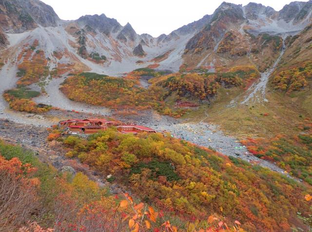 画像のような涸沢の紅葉の見頃は終わりましたが、上高地から横尾の紅葉はこれからが見頃です