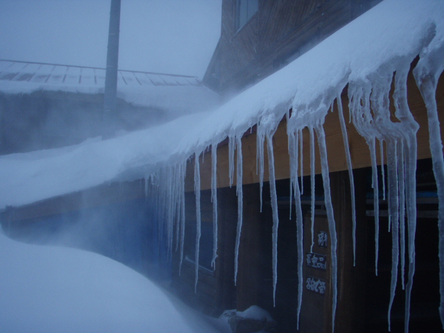 山荘の屋根からは大きな氷柱が下がるようになりました 