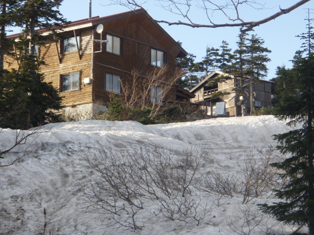 西穂山荘周辺は、まだまだ残雪が残る 
