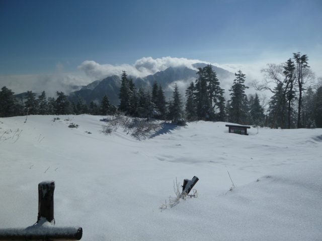 山荘周辺の雪は約90cm程度 