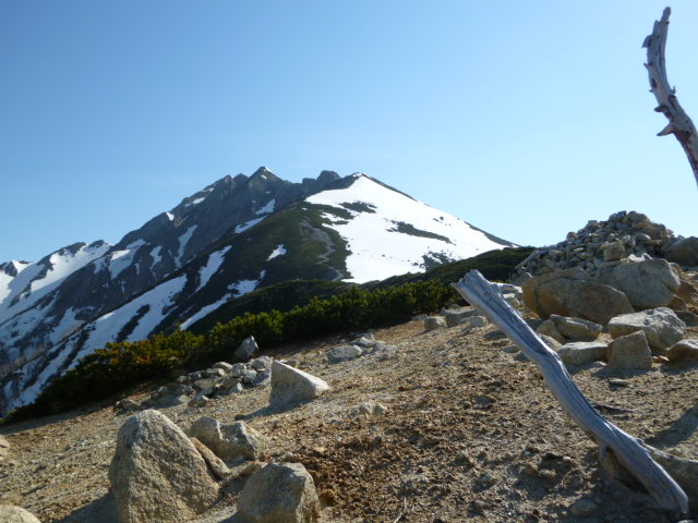 稜線は雪が減り、ほとんど夏道が出ました 