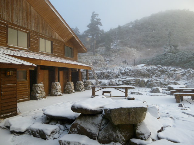 山荘のテラスに雪が積もりました 