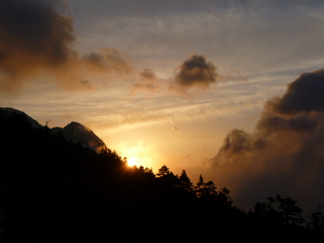 上高地からのガスが朝日に染まり、六百山や霞沢岳と重なって幻想的な朝。 
