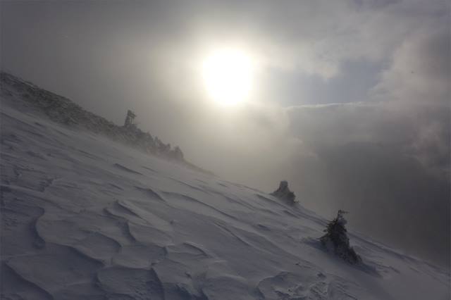 稜線を駆け抜ける強い風が、シュカブラを更に深く削り、雪煙を巻き上げていきます。