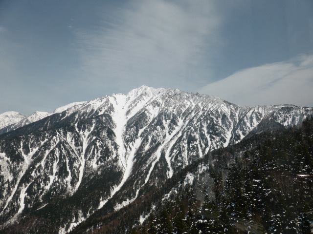最近は雪が融けめっきり黒くなった稜線も、今朝は再び真っ白に雪化粧されていました。良く晴れた青空に山が映えます。