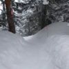 ロープウェイ側の登山道。トレースの上には雪のじゅうたんが敷きつめられていました。