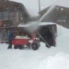 降雪中　小屋前の状況です。除雪作業も雪の中