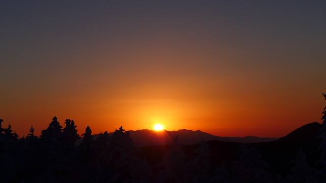 １８日の日の出は素晴らしく、真っ赤に染まった空に八ヶ岳の稜線から昇る様子がとても印象的でした。