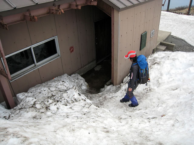 山頂避難小屋の入口 