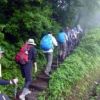 小雨の中の登山道入り口　山開きのこの日のべ1000人以上は登っていたようです。