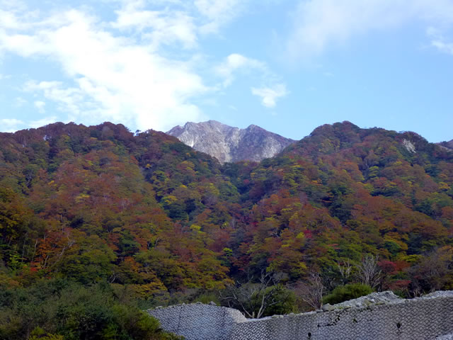 元谷から見る三鈷峰