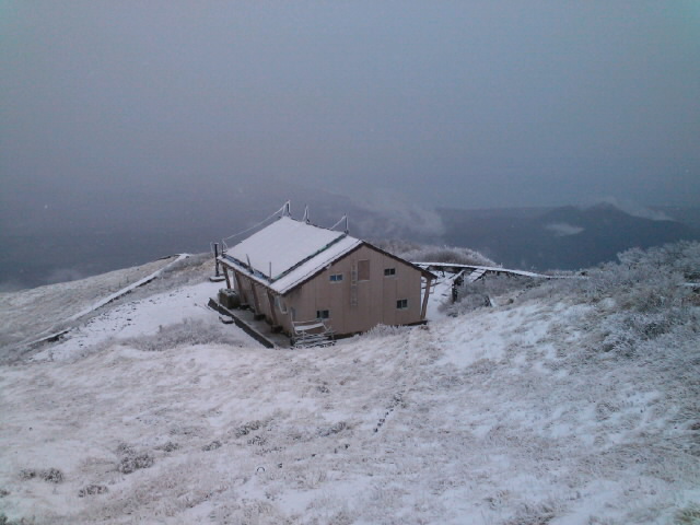 初冠雪の日の山頂避難小屋