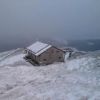 初冠雪の日の山頂避難小屋