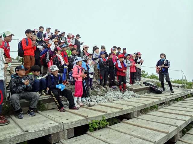山頂で境小学校による「大山賛歌」の合唱.
