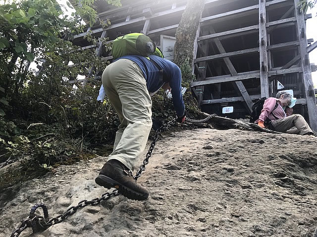 くさり坂を登る(鳥取県中部の三朝温泉の東に位置する霊山三徳山投入堂）