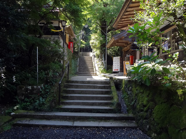 本堂へ続く石段(鳥取県中部の三朝温泉の東に位置する霊山三徳山投入堂）