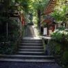 本堂へ続く石段(鳥取県中部の三朝温泉の東に位置する霊山三徳山投入堂）