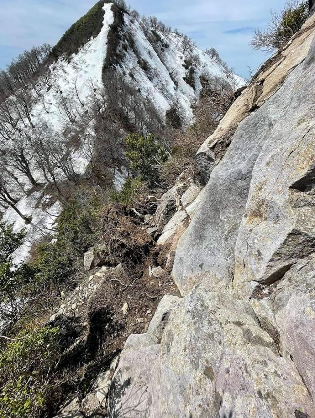大休止峠～甲ヶ山は小矢筈で崩落あり通行困難。崩壊ヶ所から矢筈ヶ山方向を撮影