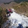 烏ヶ山　ロープ場を過ぎると残雪が出てきます