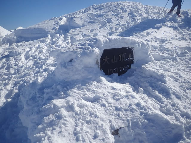 雪に覆われた山頂碑　(撮影　山岳ガイド勝部利久様、佐々木様）